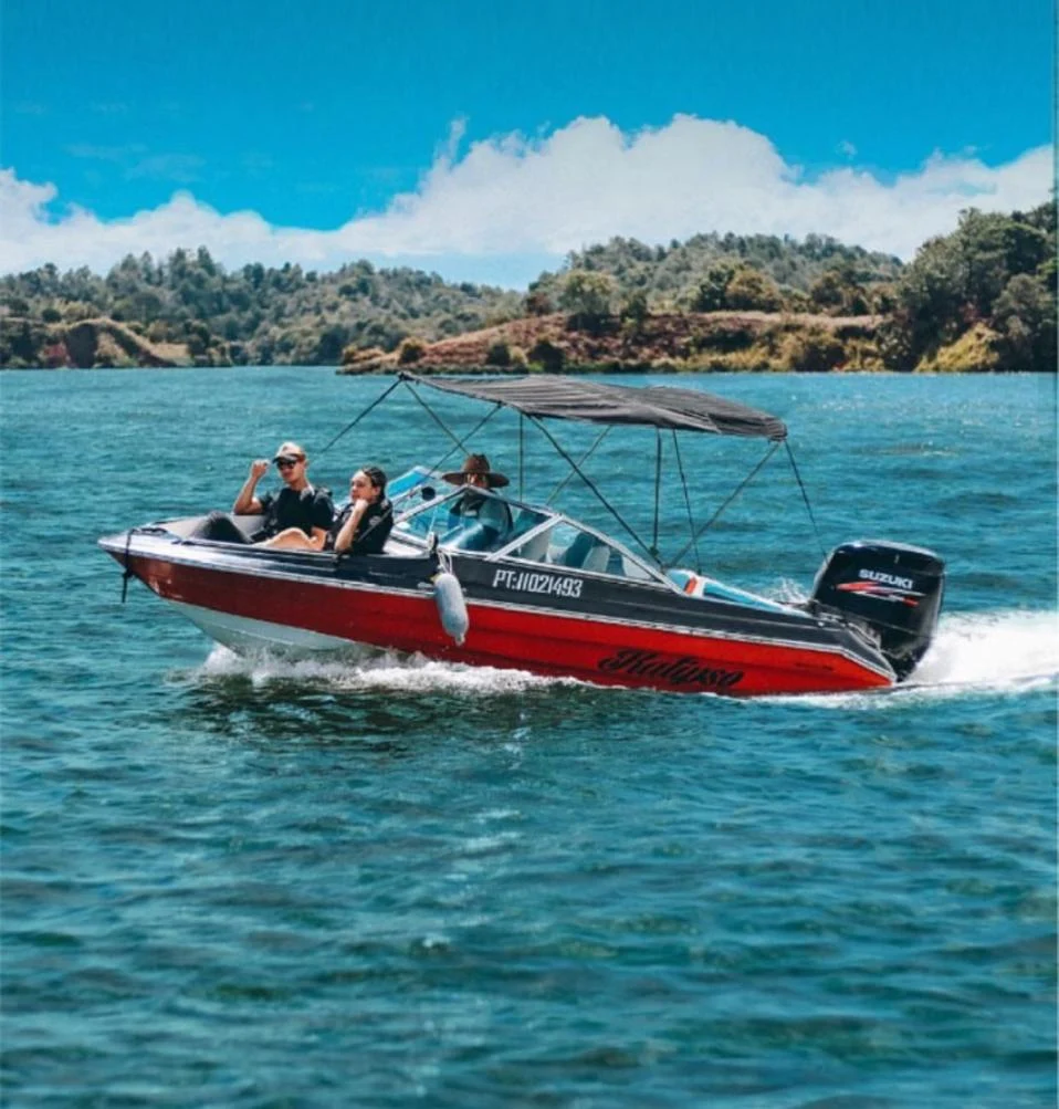 Paseo en lancha de lujo por el embalse de Guatapé durante excursión turística