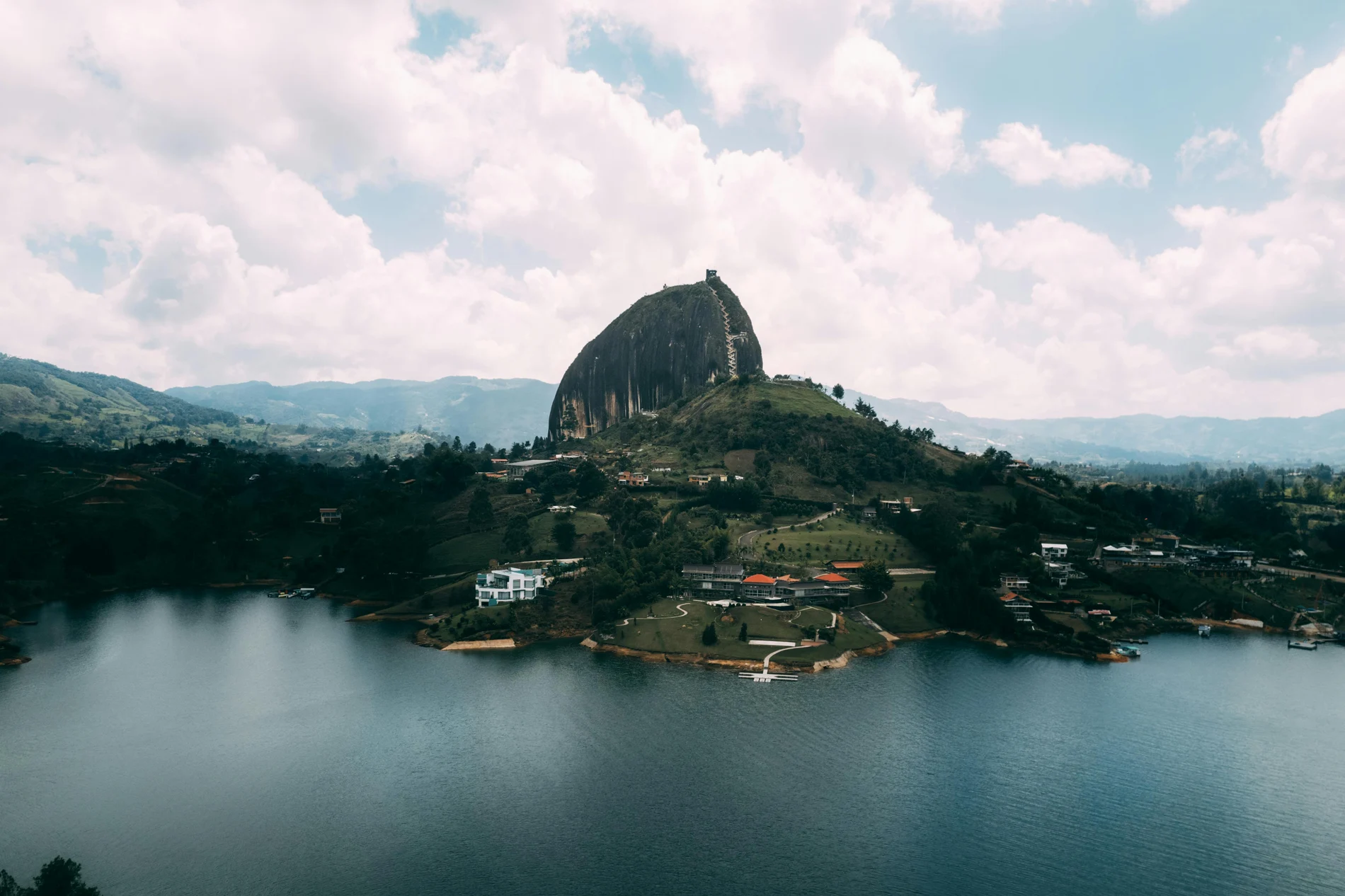 Vista panorámica de la Piedra del Peñol en Guatapé durante el día, principal atractivo turístico